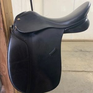 Dover Circuit dressage saddle 17.5” medium tree